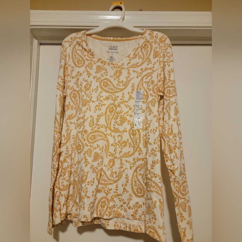 Croft &Barrow long sleeved tee size S Cream and gold